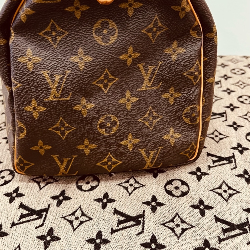 Authentic Louis Vuitton Speedy 30 in Monogram Canvas - Picture 5 of 16
